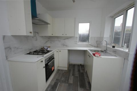 2 bedroom end of terrace house to rent, Cambridge Road, Ellesmere Port, Cheshire. CH65