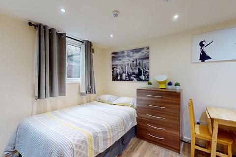 Studio to rent, Ash Grove