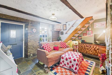 2 bedroom cottage for sale, High Street, Roade, NN7