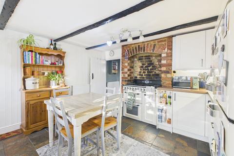 2 bedroom cottage for sale, High Street, Roade, NN7
