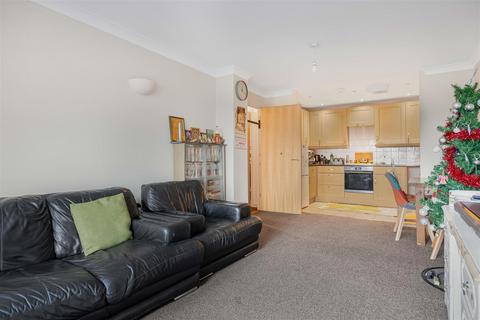 2 bedroom flat to rent, Priory Heights, Slough