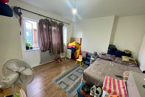 2 bedroom flat for sale, Stanley Avenue, Wembley, Greater London, HA0 4JG