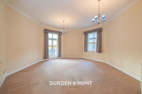 2 bedroom apartment for sale, Deyncourt Gardens, Upminster, RM14