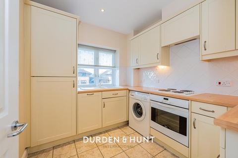 2 bedroom apartment for sale, Deyncourt Gardens, Upminster, RM14