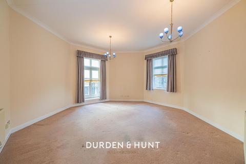 2 bedroom apartment for sale, Deyncourt Gardens, Upminster, RM14