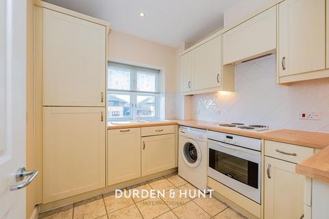 2 bedroom apartment for sale, Deyncourt Gardens, Upminster, RM14