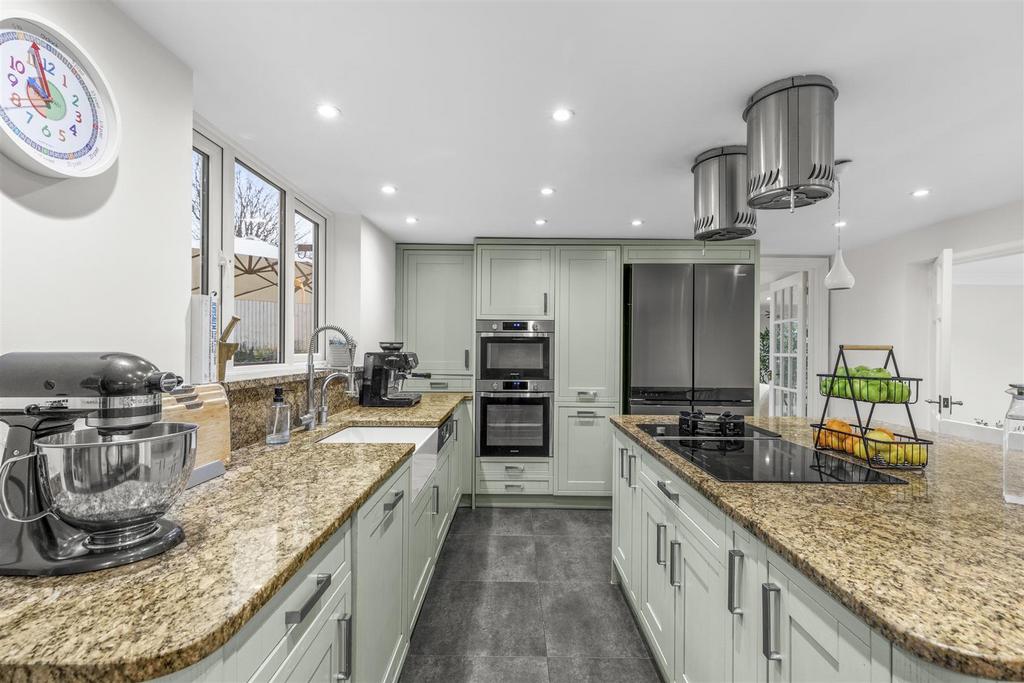 7 Guinions Rd, HP13 7 NT-18.jpg