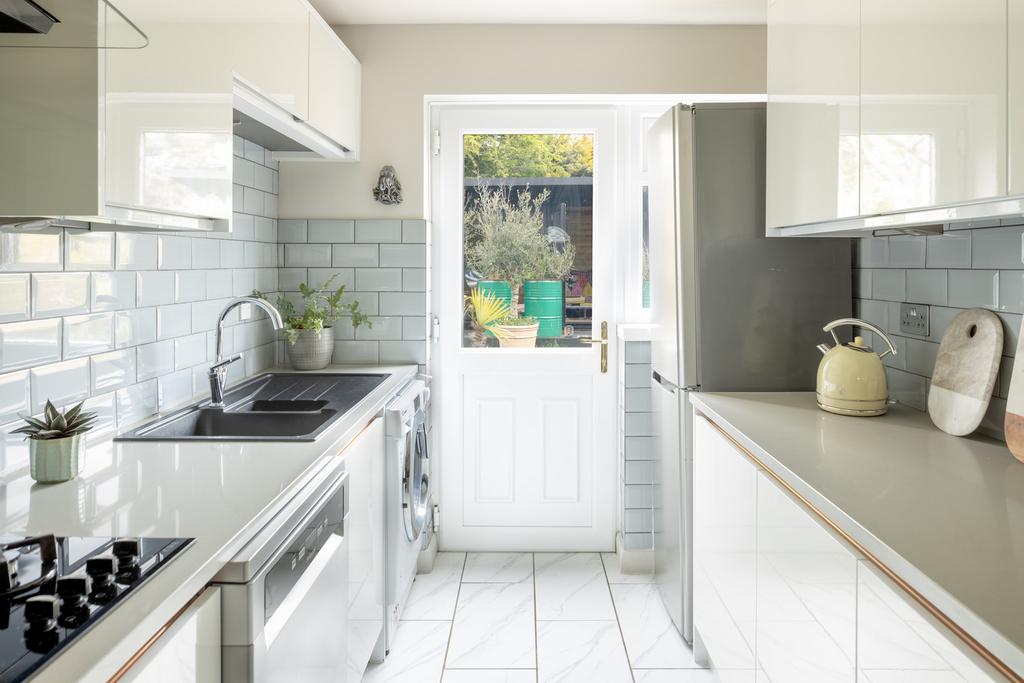 111398 - Denham Way The Modern House (44).jpg