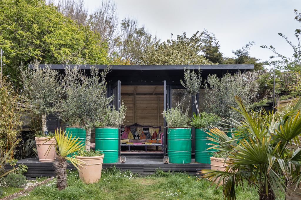 111368 - Denham Way The Modern House (38).jpg