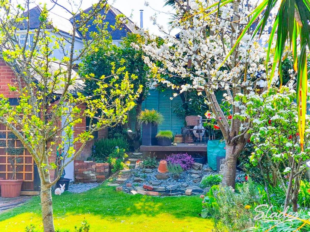25 Pine Avenue Garde