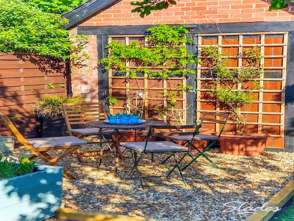 25 Pine Avenue garde