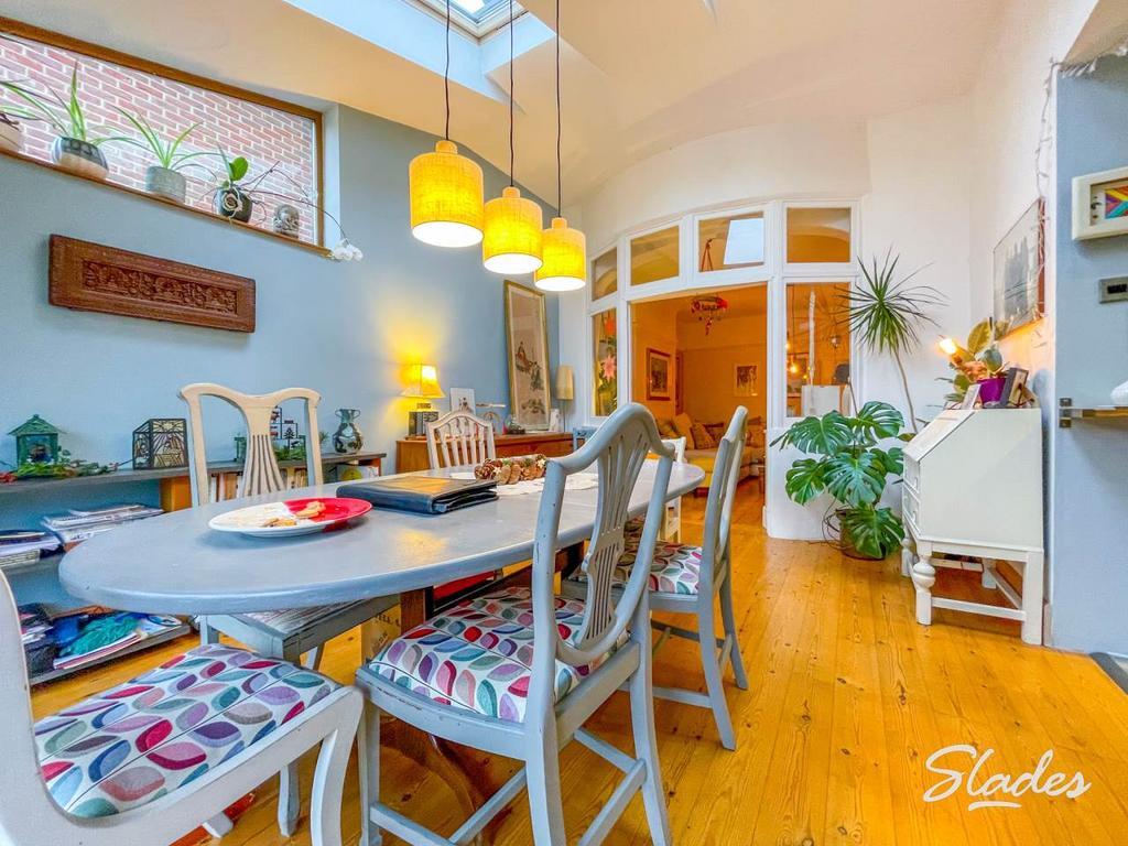 25 pine avenue dinin