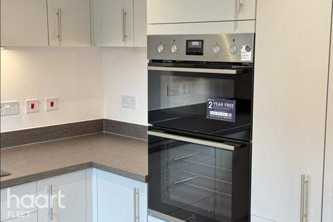 3 bedroom semi-detached house to rent, Murphy Avenue, Aldershot