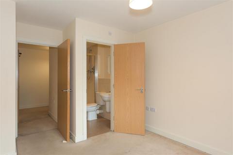 2 bedroom apartment to rent, Canalside, Redhill