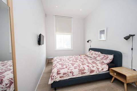 2 bedroom flat to rent, Charterhouse Street, Farringdon, London, EC1M