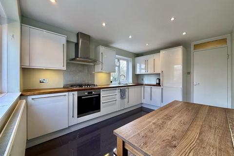 2 bedroom flat to rent, Carlton Drive, London SW15