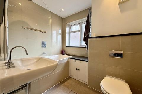 2 bedroom flat to rent, Carlton Drive, London SW15