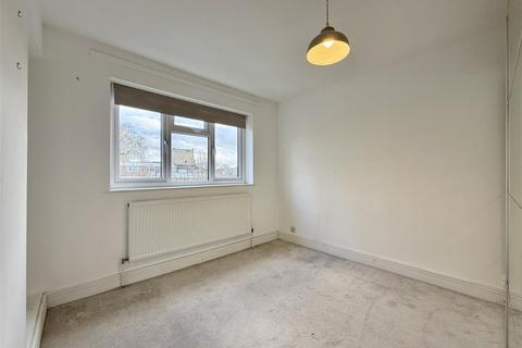 2 bedroom flat to rent, Carlton Drive, London SW15