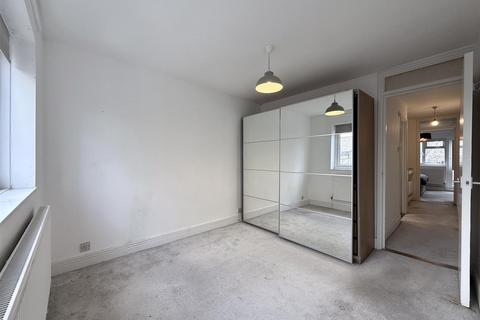 2 bedroom flat to rent, Carlton Drive, London SW15