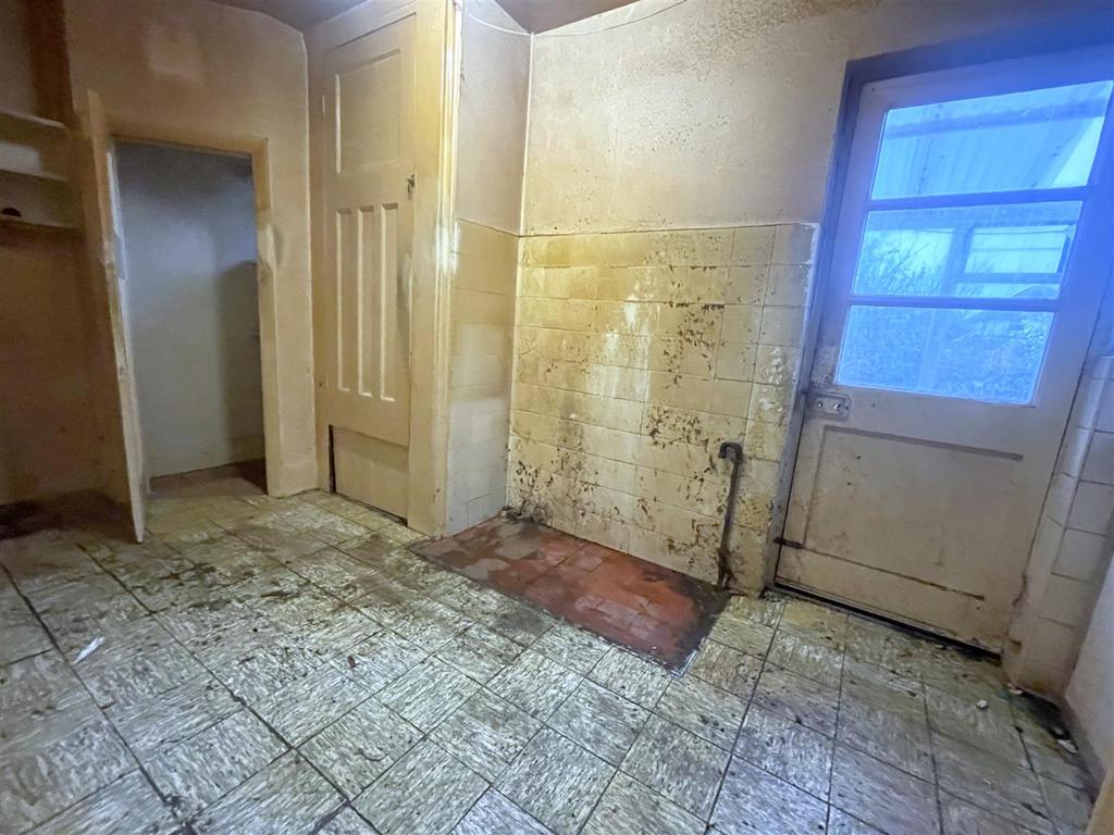 Kitchen 2.jpeg
