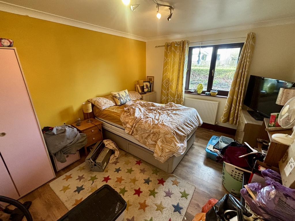 Front bedroom 2