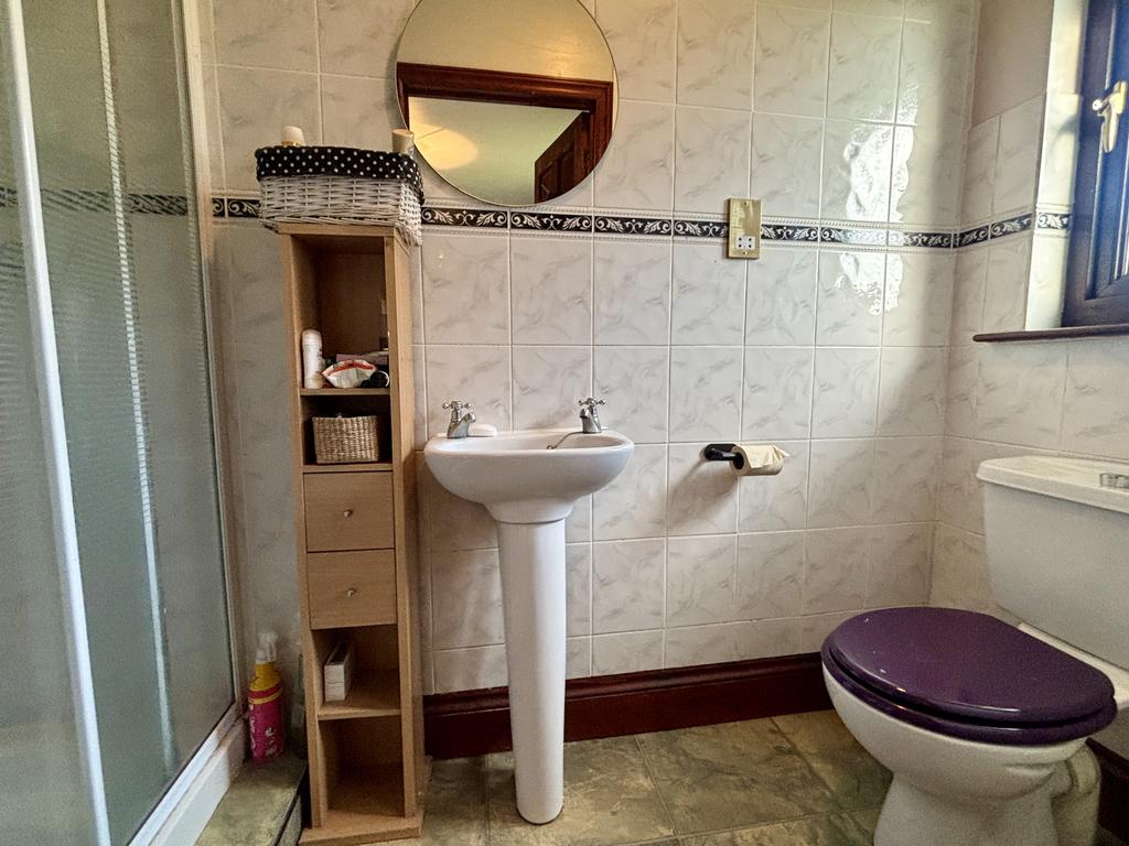 En suite to bedroom 1