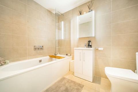 2 bedroom flat to rent, Holland Park Gardens, London W14