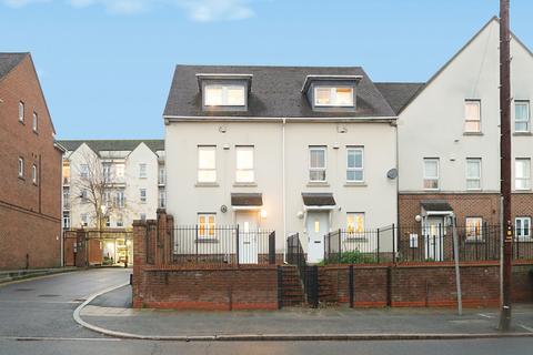 4 bedroom semi-detached house to rent, Church Hill Road, Barnet, EN4