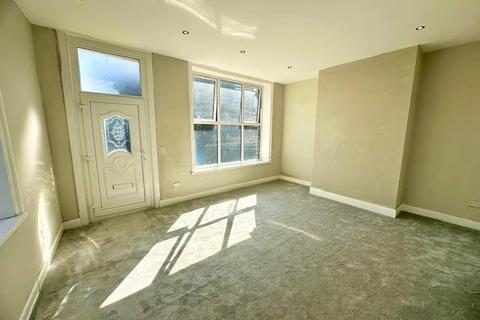 3 bedroom end of terrace house to rent, Oak Terrace, Holywell Green, Halifax