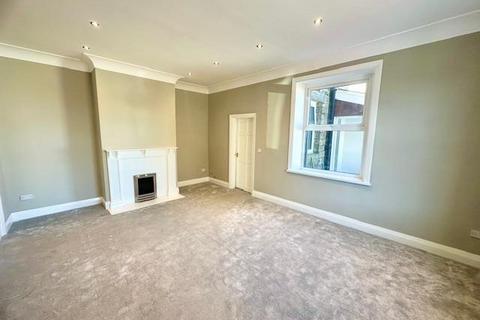 3 bedroom end of terrace house to rent, Oak Terrace, Holywell Green, Halifax