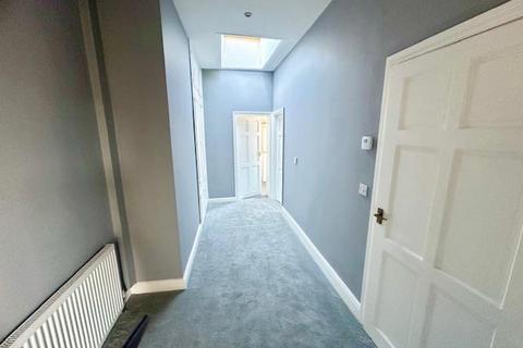 3 bedroom end of terrace house to rent, Oak Terrace, Holywell Green, Halifax