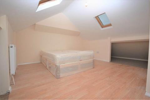 3 bedroom flat to rent, London Road, Isleworth, TW7