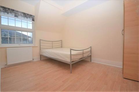 3 bedroom flat to rent, London Road, Isleworth, TW7