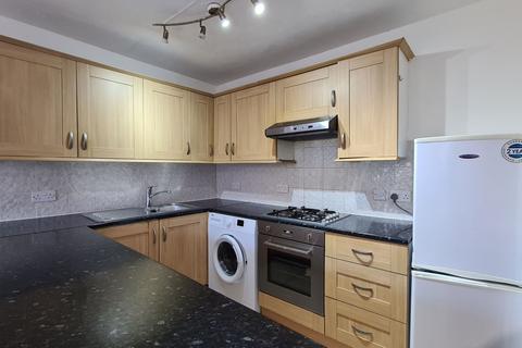2 bedroom flat to rent, Denton Court, Avenue Road, TW7