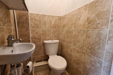 2 bedroom flat to rent, Denton Court, Avenue Road, TW7