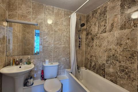 2 bedroom flat to rent, Denton Court, Avenue Road, TW7