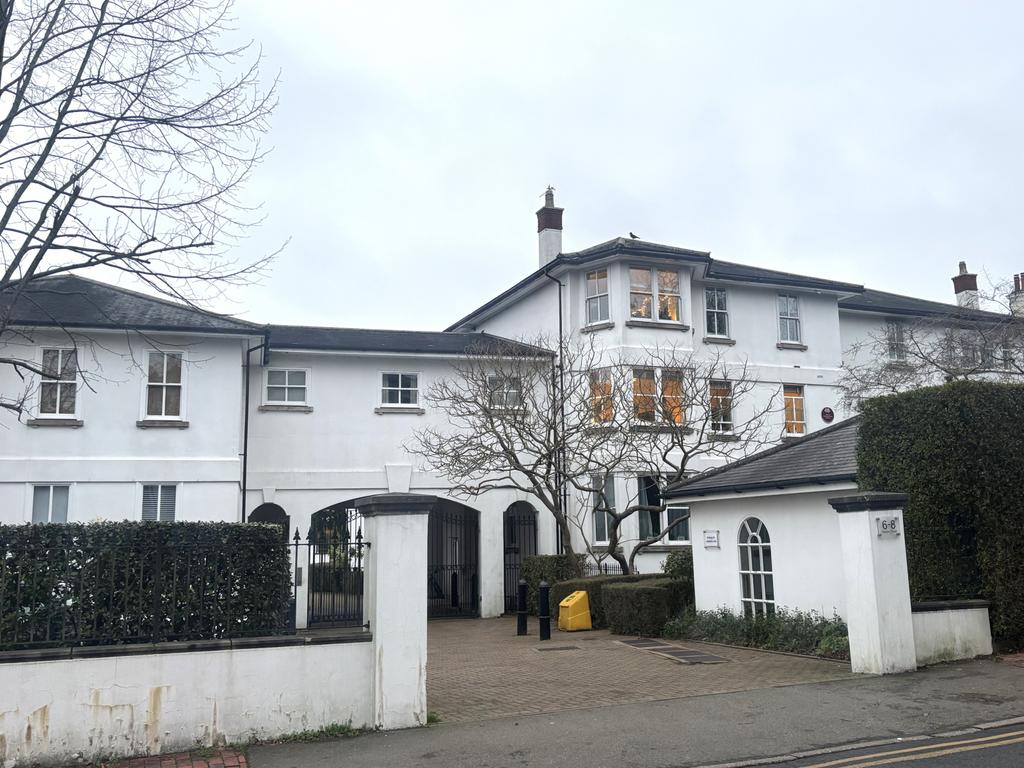 2 Bedroom flat with Two bathrooms and gated parki