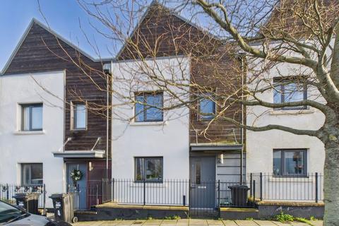 Pool, Redruth - Well presented modern family home
