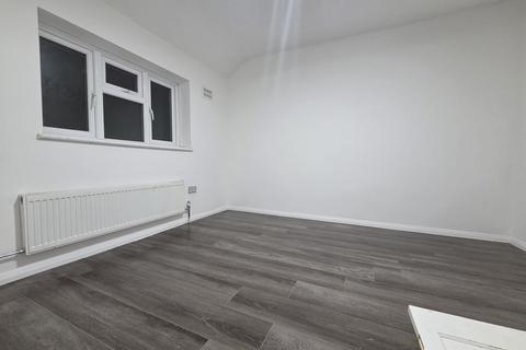 undefined, Romford RM3