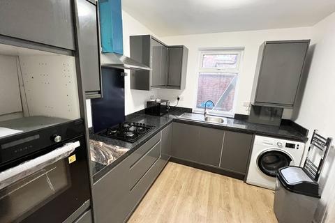 5 bedroom terraced house to rent, Edmund Street, Salford
