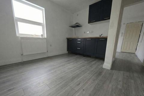 18 bedroom terraced house to rent, Upper High Street, Wednesbury, WS10