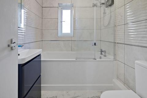 1 bedroom flat for sale, Woodstock Crescent, Laindon, Essex, SS15 6LG