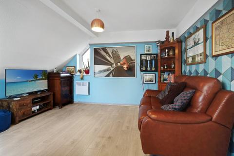 1 bedroom flat for sale, Woodstock Crescent, Laindon, Essex, SS15 6LG