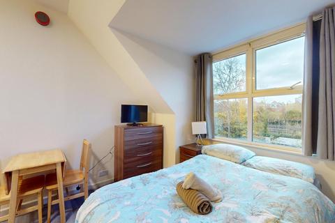 Studio to rent, Chatsworth Road