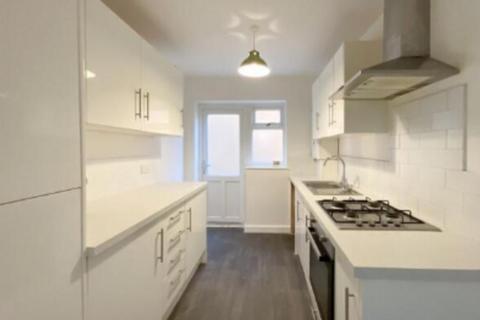 2 bedroom flat to rent, Lymington Avenue, Leigh-on-sea, SS9