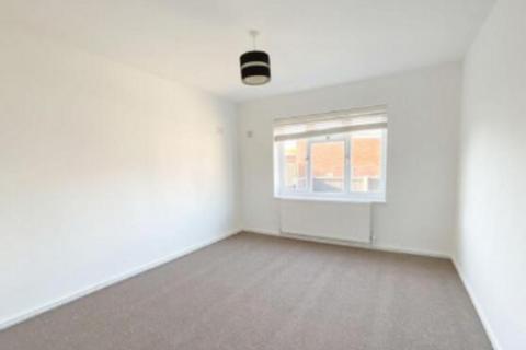 2 bedroom flat to rent, Lymington Avenue, Leigh-on-sea, SS9