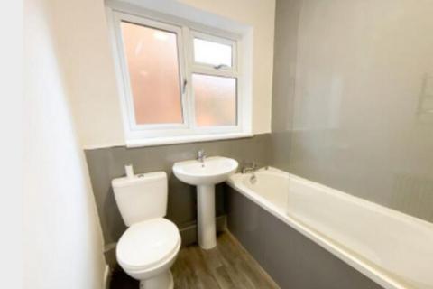 2 bedroom flat to rent, Lymington Avenue, Leigh-on-sea, SS9