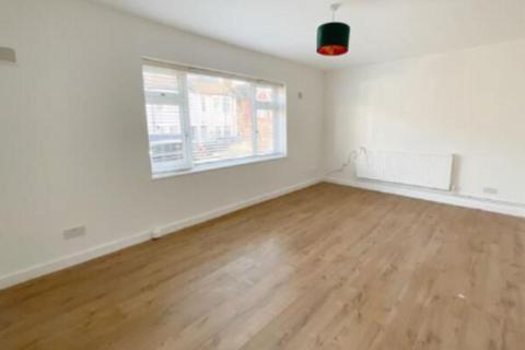 2 bedroom flat to rent, Lymington Avenue, Leigh-on-sea, SS9