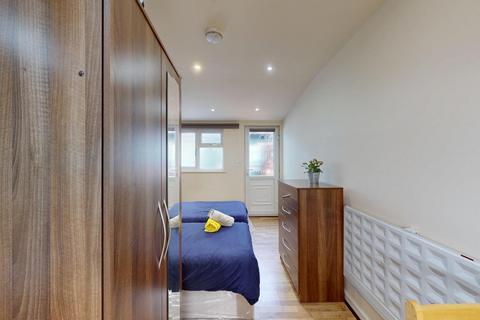 Studio to rent, Chatsworth Road