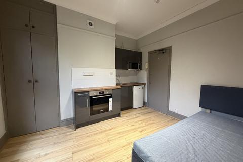Studio to rent, Lyncroft Gardens